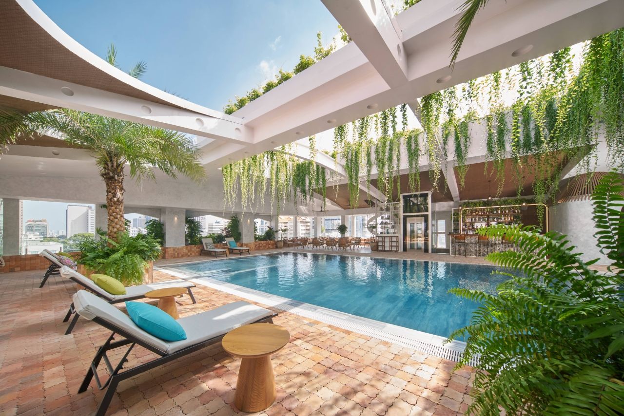 LUXURY HOTELS IN DISTRICT 1: INDULGE IN LUXURY AT SILVERLAND HOSPITALITY 4 LUXURY HOTELS IN DISTRICT 1 Rooftop pool in Silverland May hotel