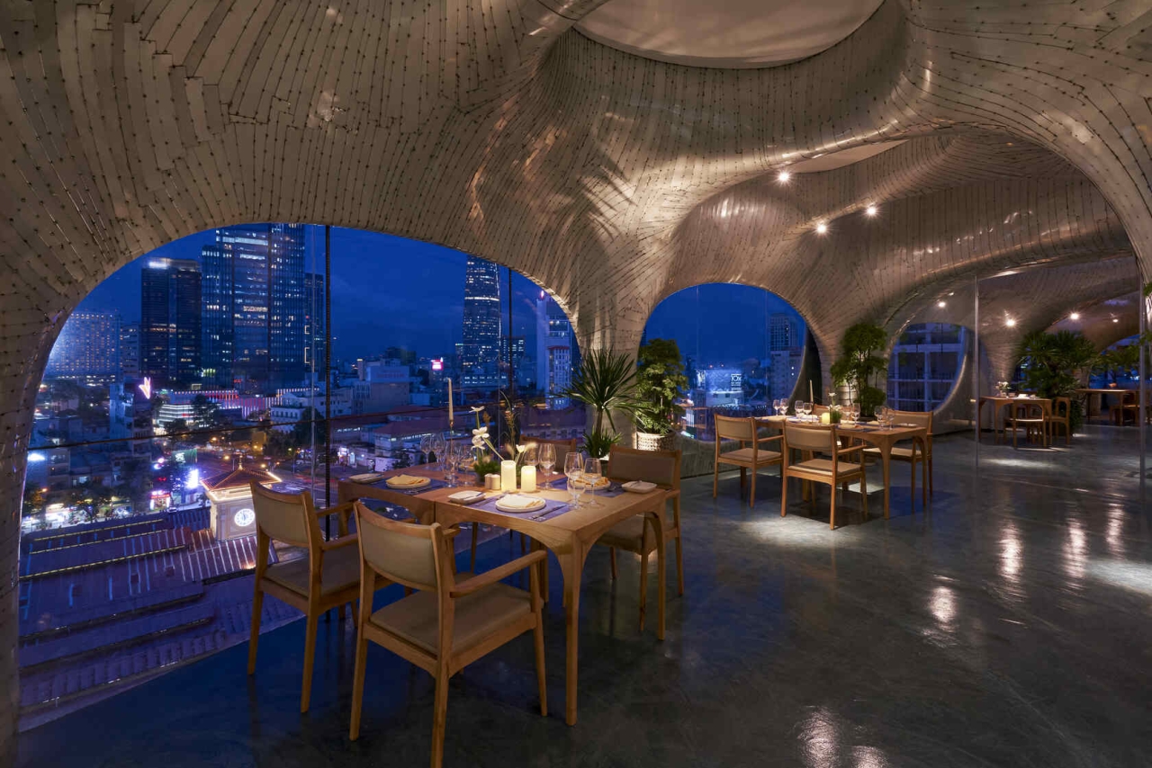 smith's kitchen & bar restaurant in district 1